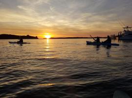 Waterfront home with Private Dock and swimming area, large fenced backyard, hotel v destinaci Cedar Point