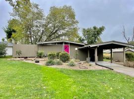 Mid-Century Style And Class In Quiet NE Location, holiday home in Cedar Rapids