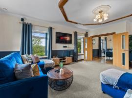 Stunning 4 Bed Flat in Snowdonia - Pets allowed, hotel Porthmadogban