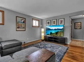 Gorgeous 2 Queen Bedroom Apartment in North Buffalo with 70 inch TV
