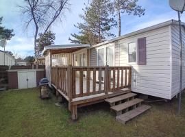 Bungalow charmant à Saint-Jean-de-Monts avec piscine partagée, Hotel in Saint-Jean-de-Monts