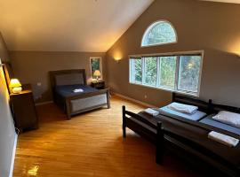 Stylish and Spacious Master Bedroom Suite for 3-5 Members P4a, habitación en casa particular en Pickering