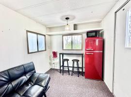 Trestle Creeks Farmhouse Fort Tiny House, hotel in Bloomington