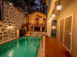 Lavender Heights 3Bhk with pool and gazebo, hotell i Lonavala