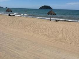 Beach Front! Best location in town!, готель у місті Пеніта-де-Ялтемба