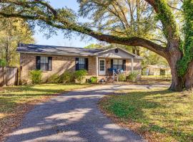 Charming Satsuma Home about 14 Mi to Mobile!, cottage in Saraland
