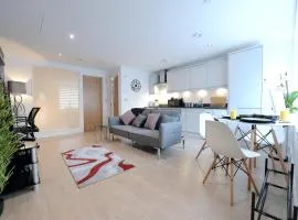 Free Parking in Woking- Comfy King Size Bed-Ground Floor Flat