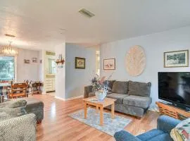 Pet-Friendly Clearwater Home - 7 Mi to Beach!