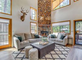 Pet-Friendly Cabin with Fire Pit in Pinetop!, hotel di Indian Pine