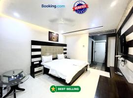 HOTEL P PALACE ! VARANASI fully-Air-Conditioned-hotel lift-and-Parking-availability, near Kashi Vishwanath Temple, and Ganga ghat, hotel in Varanasi