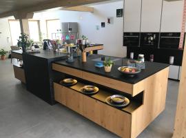 Exklusives Wohnen im Herzen Bayerns - Luxuriöses Haus mit Dachterrasse und Whirlpool, nahe Passau โรงแรมในWindorf