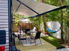 RV Paradise on the Wheels at Clearwater Beaches, tapak glamping di Largo