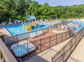 Branson Condo at Stonebridge Golf Resort with Pool and Wi-Fi near Silver Dollar City, hotel with pools in Reeds Spring