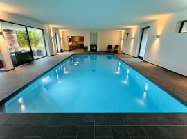 Aqua Aura - Deluxe Spa Getaway with Sauna & Pool: Stegen şehrinde bir daire