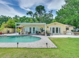 Single-Story Home with Pool and Yard about 14 Mi to Tampa!, hotel en Lutz