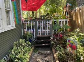 Lovely Studio Apartment with Kitchenette., cheap hotel in Tampa