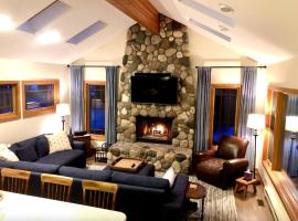 Bluewater Lakeshore Cottage, holiday home in Charlevoix