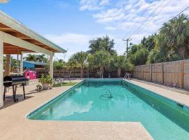 Downtown Beach Cottage - Heated Pool, casa o chalet en Stuart