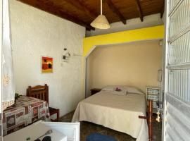 Tres Lunas Alojamiento Doble, habitación en casa particular en Chuy