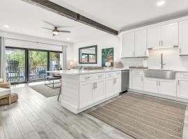 Palms of Seagrove D5, Steps to the Beach, Sleeps 4, Pool, 2 bikes and 5 mins from Seaside, cheap hotel in Seagrove Beach