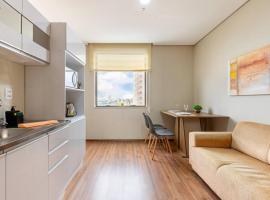 Flat confortavel com cozinha, e piscina, leilighet i Osasco