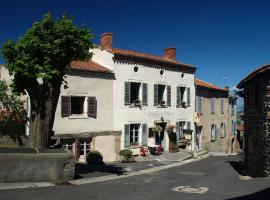 Auberge De Margot, hotel with parking in Usson