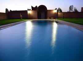Luxury 4 Suite Villa with Pool & 2 Large Lounges, hotel v Marrákéši