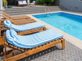 Luxury Haven: Heated Pool, AC & Sun, hotel v destinaci Ponta do Sol