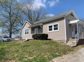 Chic Home Away From Home!, apartment in Bowling Green