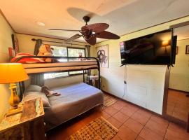 Nina y Jack house, hotel with parking in Piedades