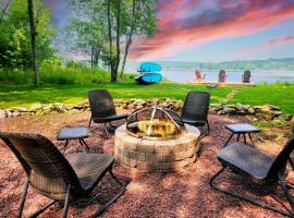 Lake Daze by AvantStay Lakefront w Modern Interior Enclosed Porch Hot Tub, room in Long Pond