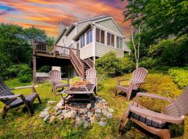 The Nest at Pinecrest by AvantStay Hot Tub Spacious Deck Game Room Fire Pit, Cottage in Pocono Pines