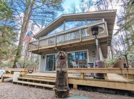The Four Seasonal by AvantStay Hot Tub Spacious Deck Fire Pit, Cottage in Pocono Pines