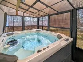 Inn the Poconos by AvantStay Private Lake Access Enclosed Hot Tub