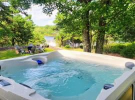 For Lake Sake by AvantStay Lakefront Hot Tub View, holiday home in Long Pond