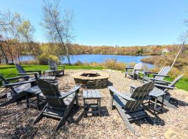 Waterside Haven by AvantStay Lakefront Hot Tub Game Room Fire Pit, holiday home in Long Pond
