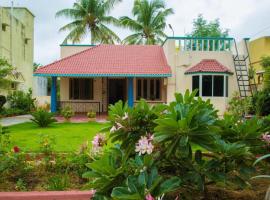 BRUNDHA HOMESTAY Villa with Garden, casa de campo em Tirupati