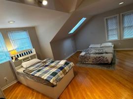 Luxurious Private Room Close to Amenities 25 Min to Downtown Toronto P2b、ピカリングのホームステイ