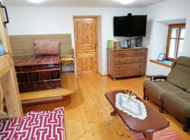 Apartment Perunika, hotel in Cerkno