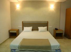 A Luxury Stay in S9 Hotel and Restaurant Near Ambaji, hotel v destinaci Ambaji