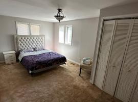 Beautiful Private Room Near Restaurants Shopping and Transit 1, hotel con jacuzzi en Pickering