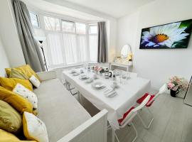 Luxurious House near Excel- Air Conditioning, 9 Beds, 2 Baths, Garden, fast WiFi, casa de hóspedes em Londres