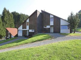 Cosy holiday home in the Hochsauerland with terrace at the edge of the forest, hotel en Schmallenberg