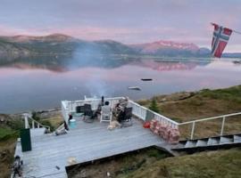 Hytte på telnes (Sandhornøy), hôtel à Finnset