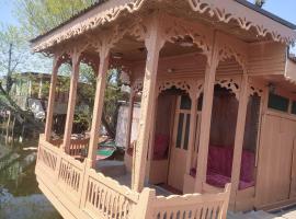 Young Lake Palace Group Of Houseboats, hotel in Srinagar