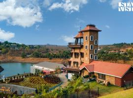 StayVista's Cerenity Castle - Lakeside Haven with Hill-View, Terrace & Indoor Entertainment, vacation home in Nashik