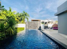 Luxurious Zen Pool Villa, hotel with jacuzzis in Nai Harn Beach