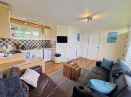 169 Broadside Holiday Chalet near Broads & Beaches, cottage ở Stalham