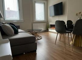 Spacious Luxury 3 Bedroom Flat in Kirkcaldy, Fife: Fife şehrinde bir otoparklı otel