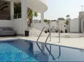 PRIVATE ROOM WITH WASHROOM AND BALCONY, pensionat i Dubai